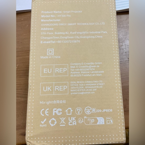 Magic Cube: Smart portable mini projector with batteries remote and cord case. - Picture 7 of 8